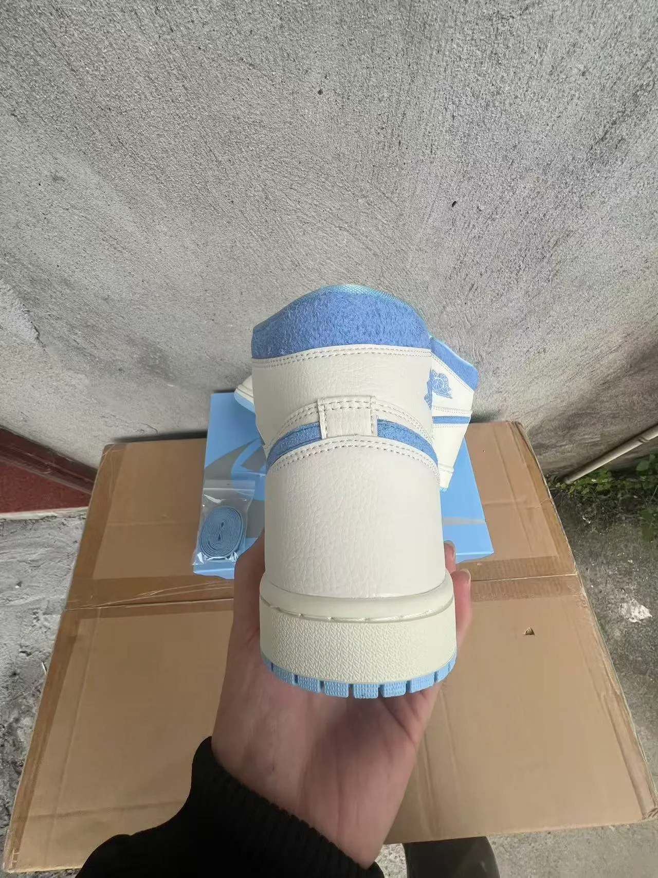 Zapatillas de baloncesto Air Jordan 1 de cuero en blanco roto y azul claro 8