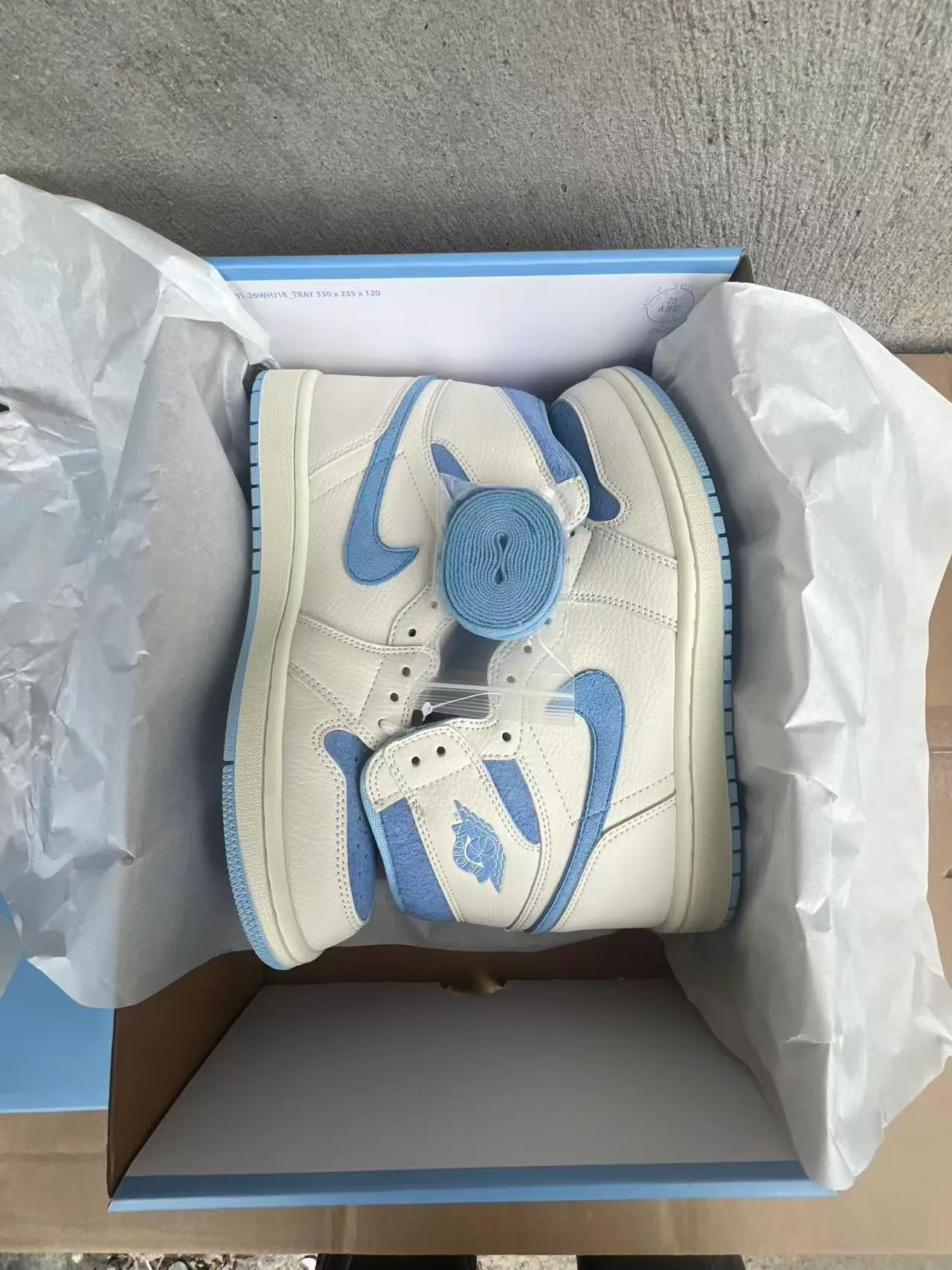 Zapatillas de baloncesto Air Jordan 1 de cuero en blanco roto y azul claro 9