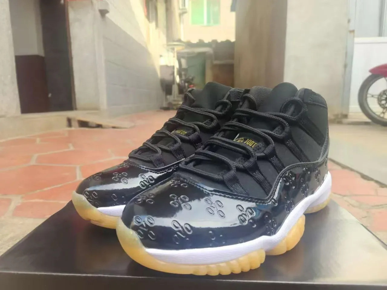 Air Jordan 11 Preto Couro Patentado Gum Outsole Tênis de Basquete 2