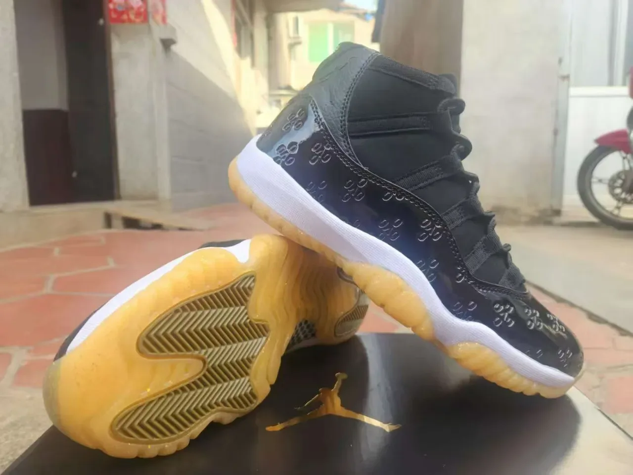 Air Jordan 11 Preto Couro Patentado Gum Outsole Tênis de Basquete 3