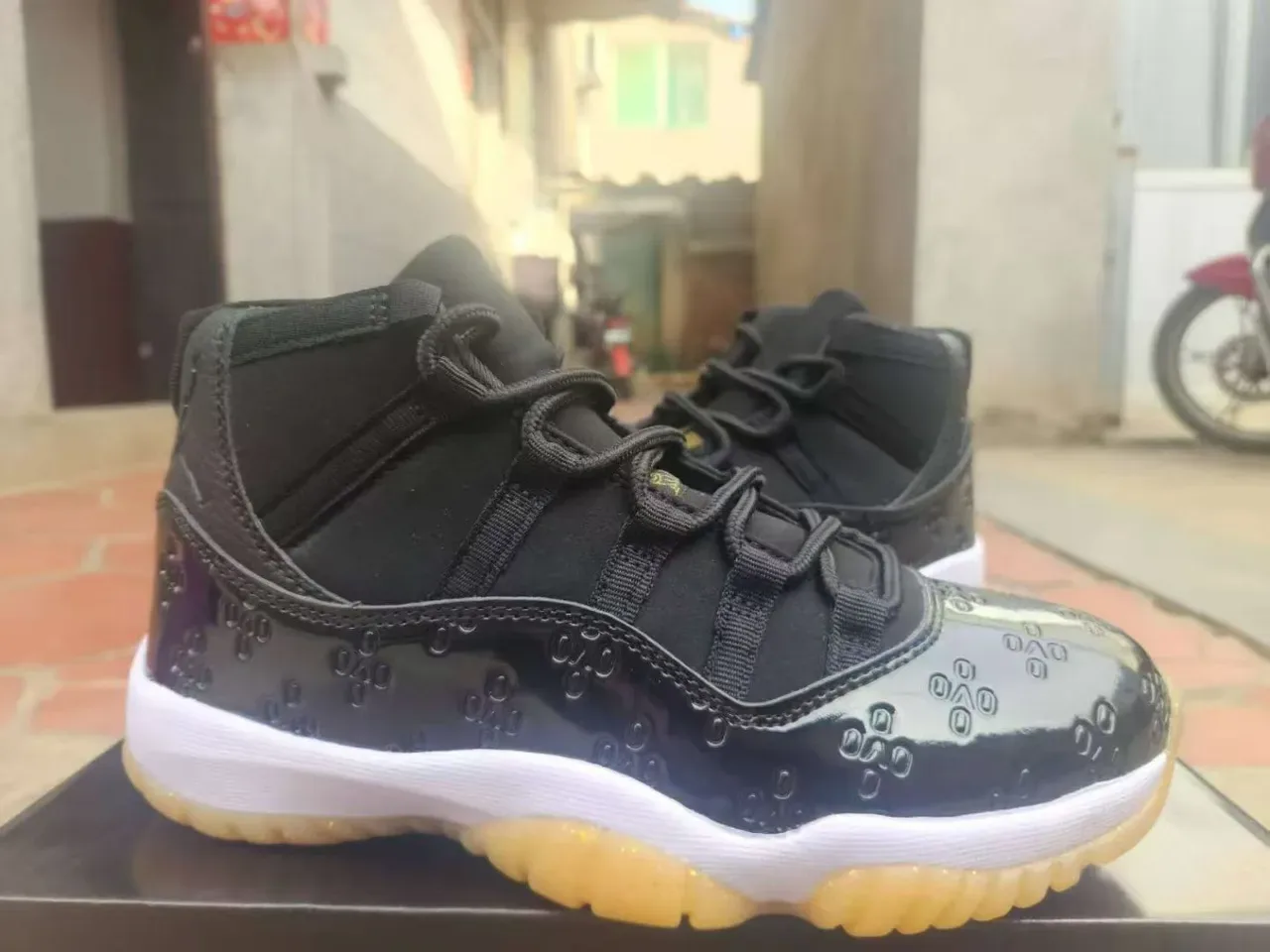 Air Jordan 11 Preto Couro Patentado Gum Outsole Tênis de Basquete 4