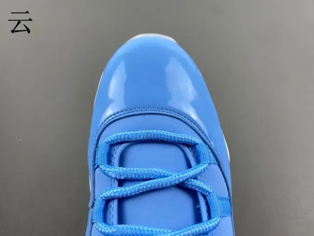 Air Jordan 11 Tênis de Basquete Couro Patentado Azul Claro 6