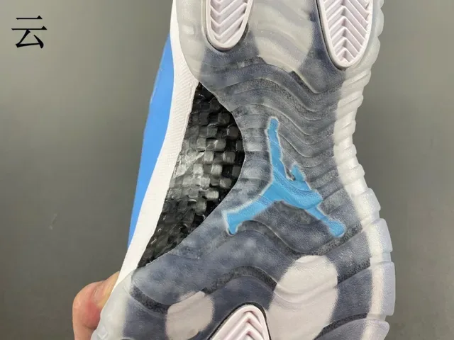 Air Jordan 11 Tênis de Basquete Couro Patentado Azul Claro 10