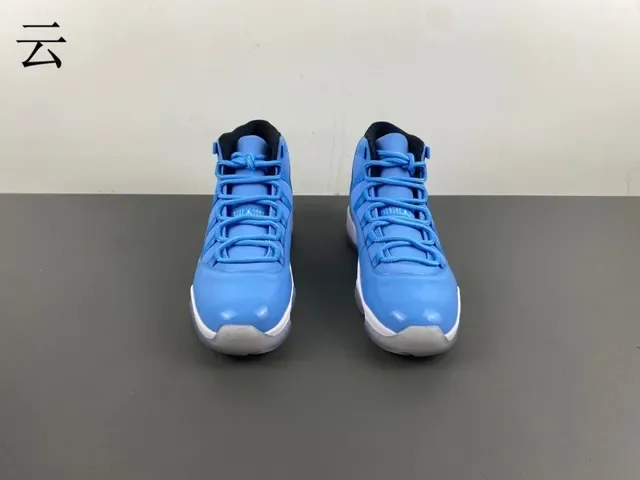 Air Jordan 11 Tênis de Basquete Couro Patentado Azul Claro 12