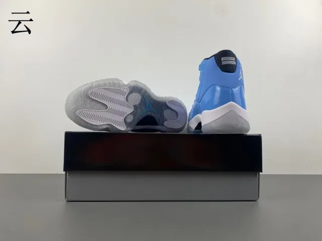 Air Jordan 11 Tênis de Basquete Couro Patentado Azul Claro 17