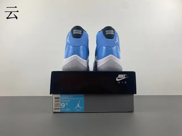 Air Jordan 11 Tênis de Basquete Couro Patentado Azul Claro 18