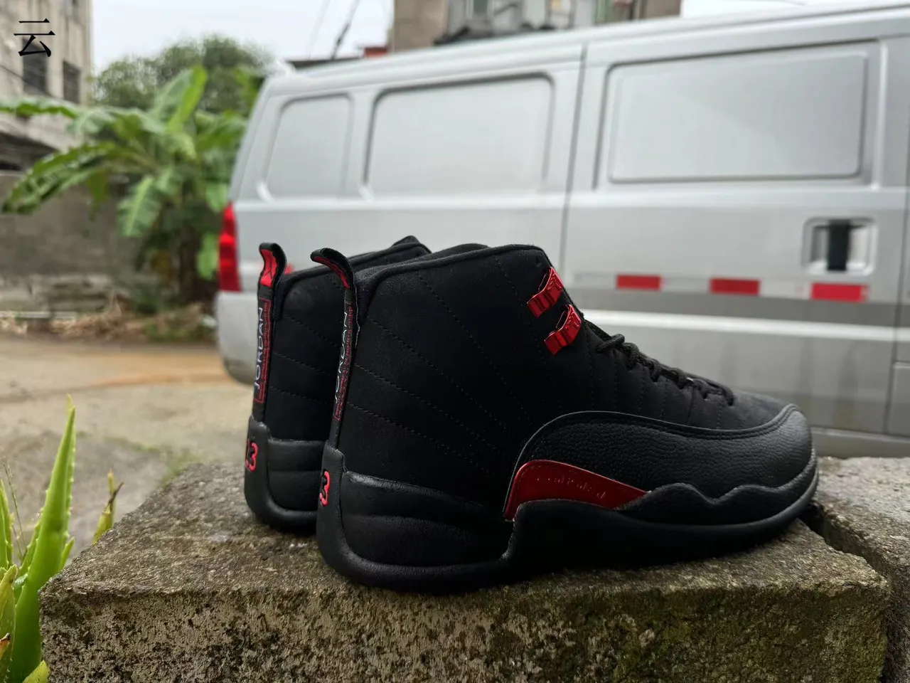 Chaussures de basketball Air Jordan 12 noir et rouge 2