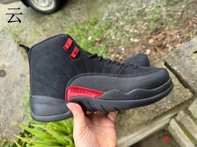 Chaussures de basketball Air Jordan 12 noir et rouge 3
