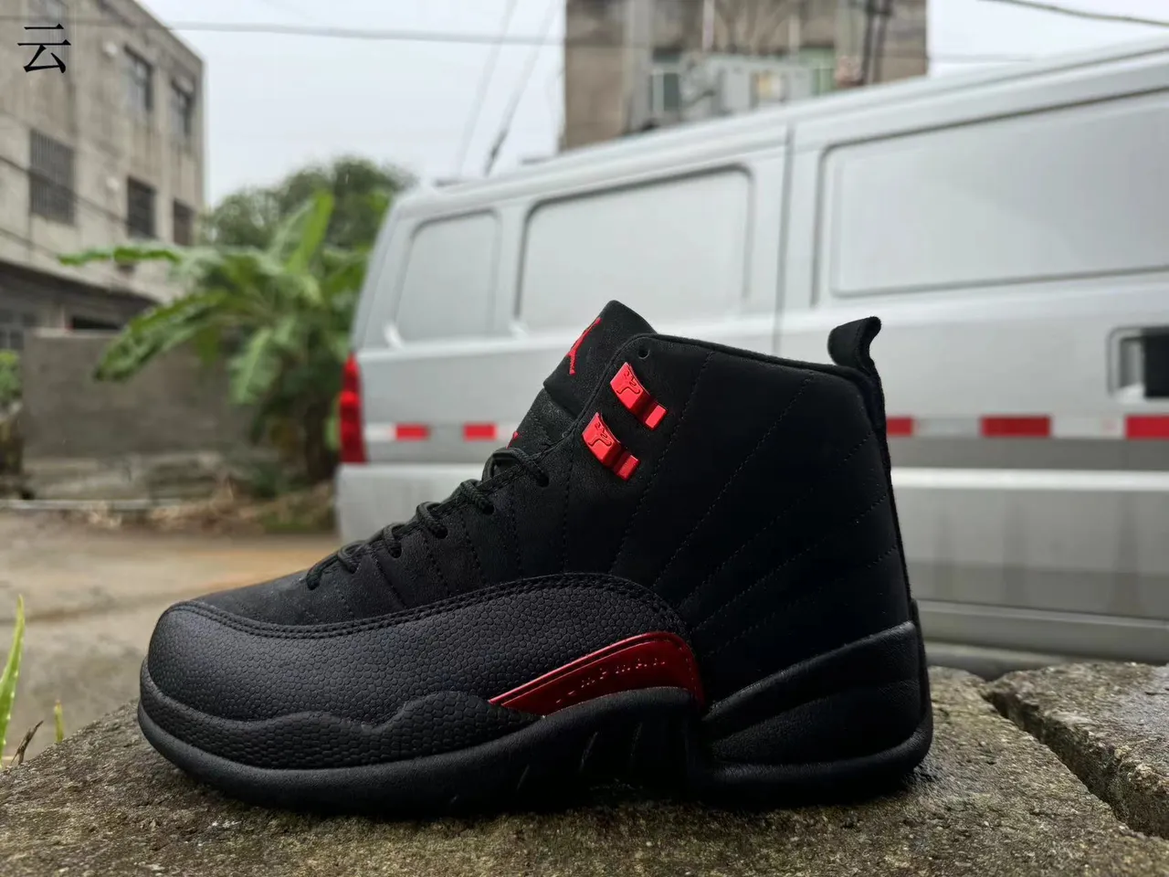 Chaussures de basketball Air Jordan 12 noir et rouge 4