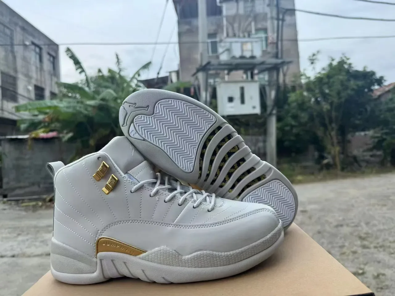 Air Jordan 12 Blanc et Or Chaussures de Basketball 2