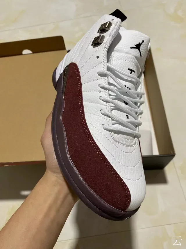 Air Jordan 12 Blanc Bordeaux Cuir Quilté Chaussures de Basketball 2