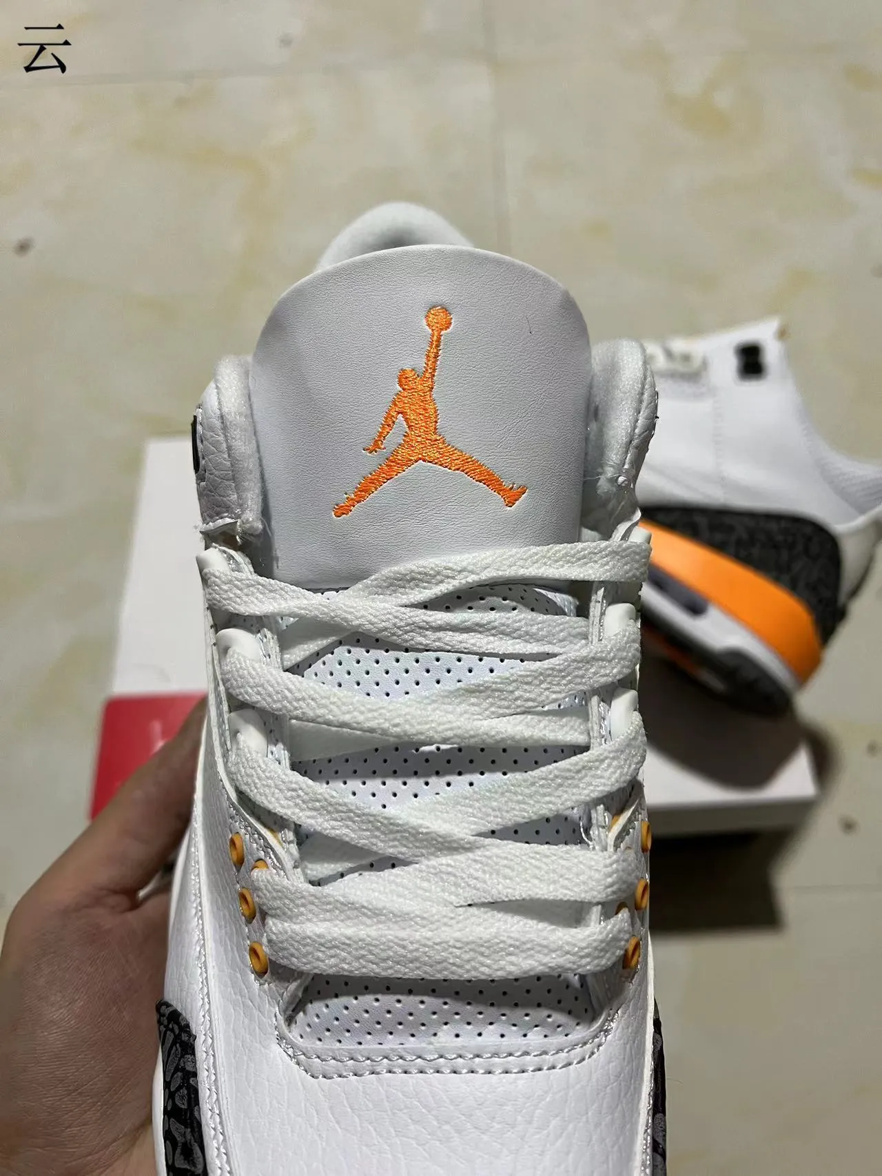 Chaussures de basketball Air Jordan 3 blanc noir orange à motif éléphant 4