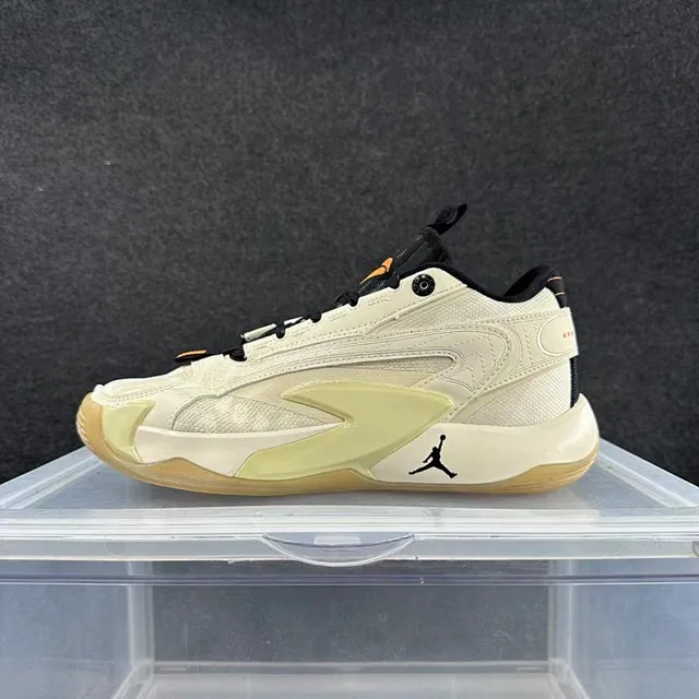 Chaussures de basket-ball Air Jordan 37 Low beige et vert avec semelle intermédiaire sculptée et renfort asymétrique 2