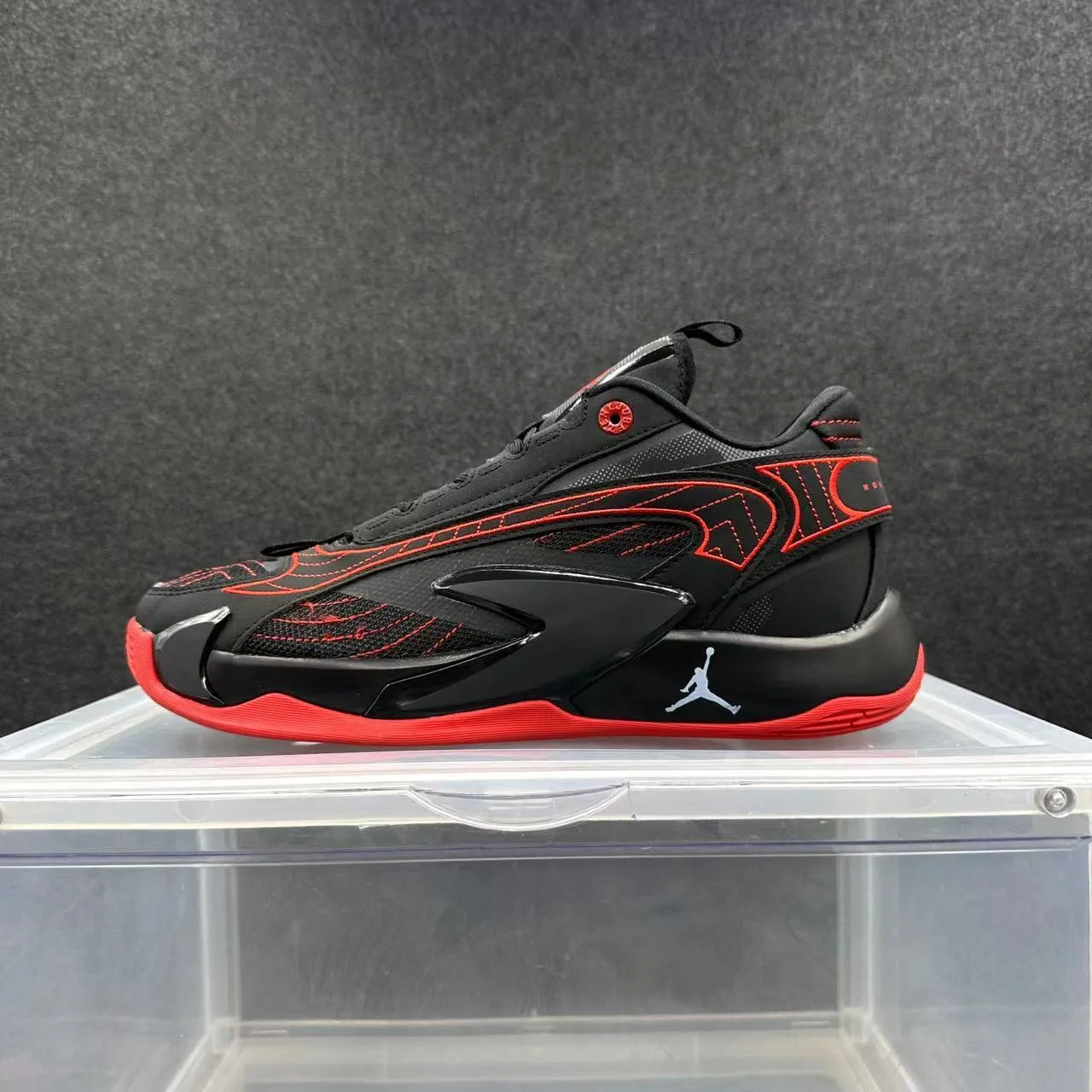 Chaussures de basketball Air Jordan 37 Low noir et rouge à structure cage superposée 2