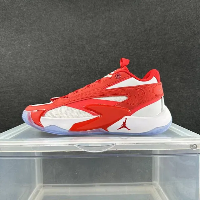 حذاء كرة السلة Air Jordan 37 أحمر وأبيض بجزء علوي شبكي وقفص صناعي متعدد الطبقات 2