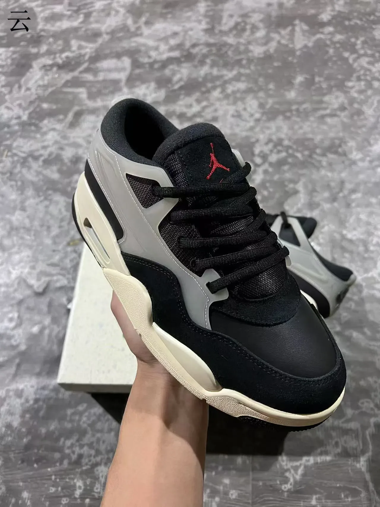 Zapatillas lifestyle Air Jordan 4 negro y beige 2