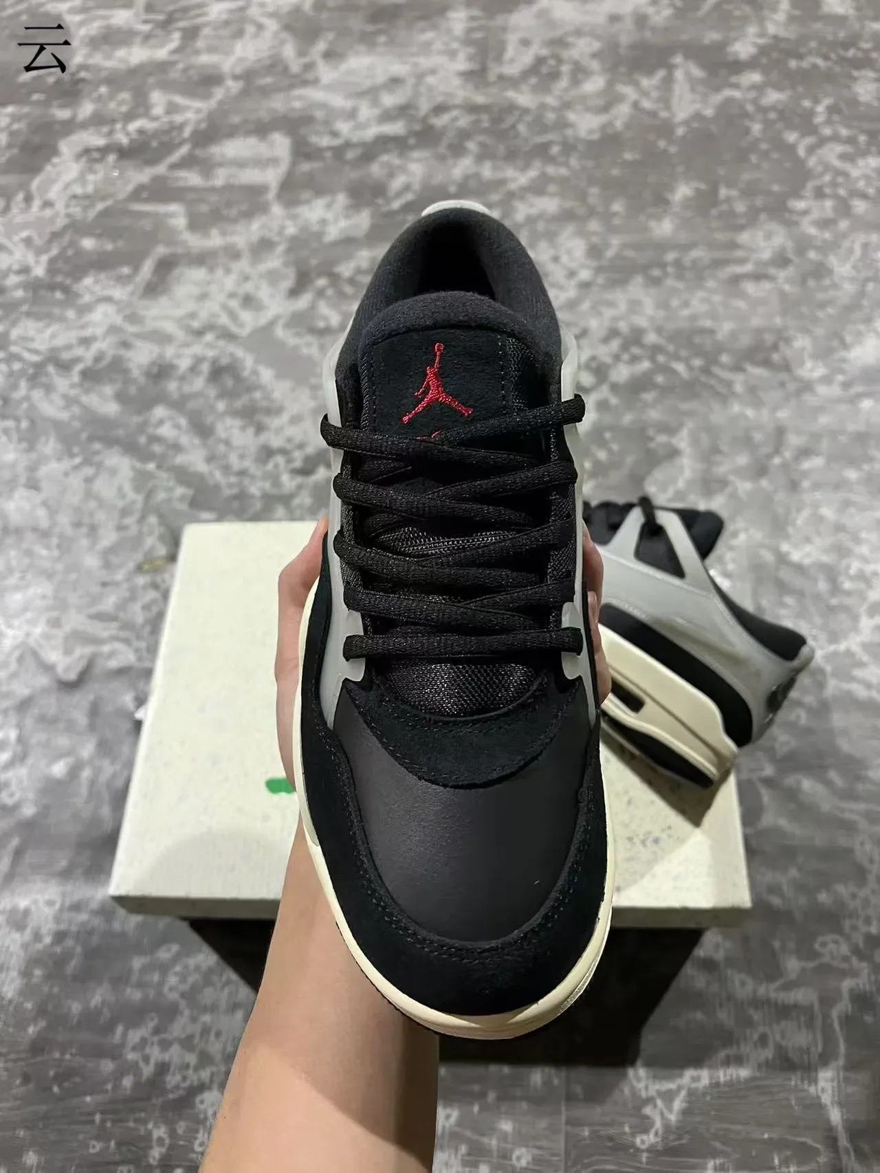 Zapatillas lifestyle Air Jordan 4 negro y beige 3