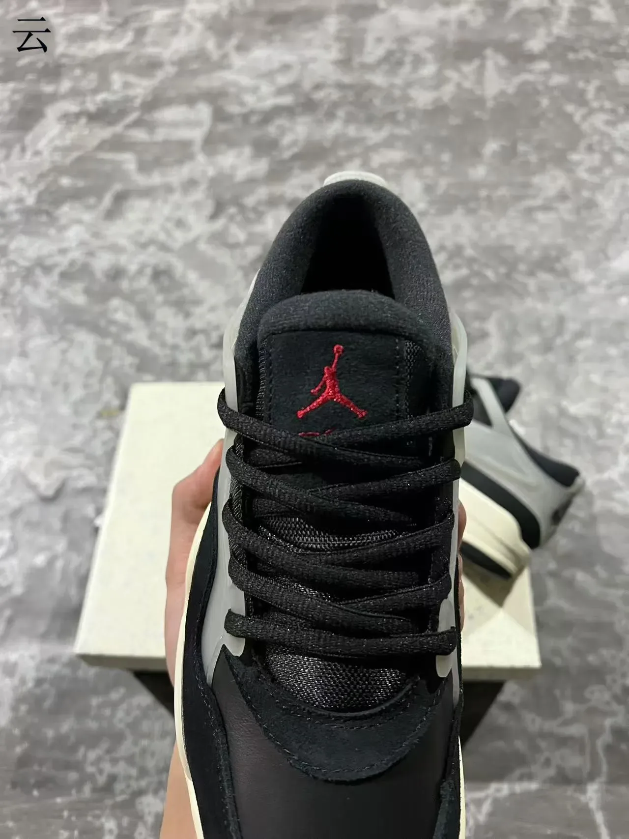 Zapatillas lifestyle Air Jordan 4 negro y beige 4