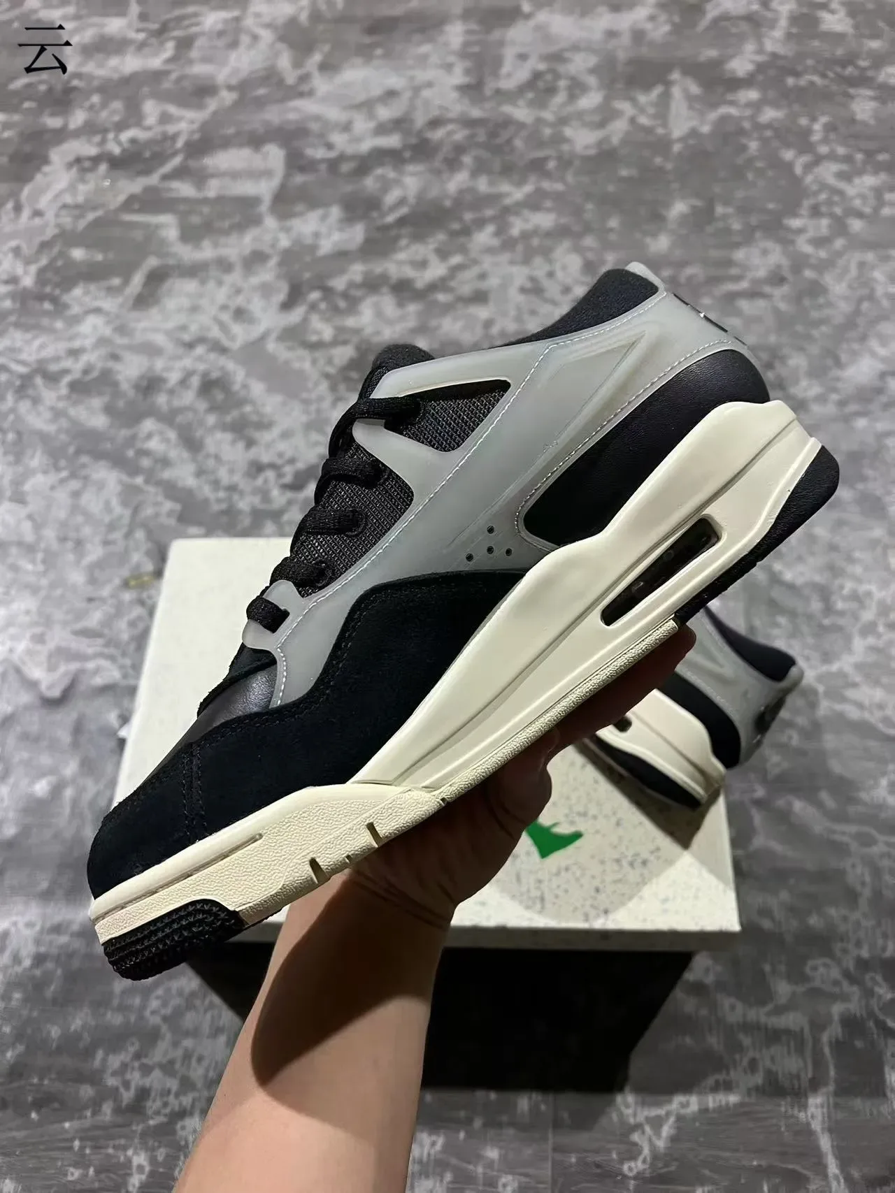 Zapatillas lifestyle Air Jordan 4 negro y beige 5