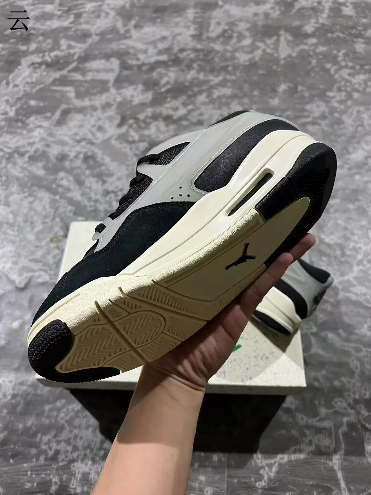 Zapatillas lifestyle Air Jordan 4 negro y beige 6