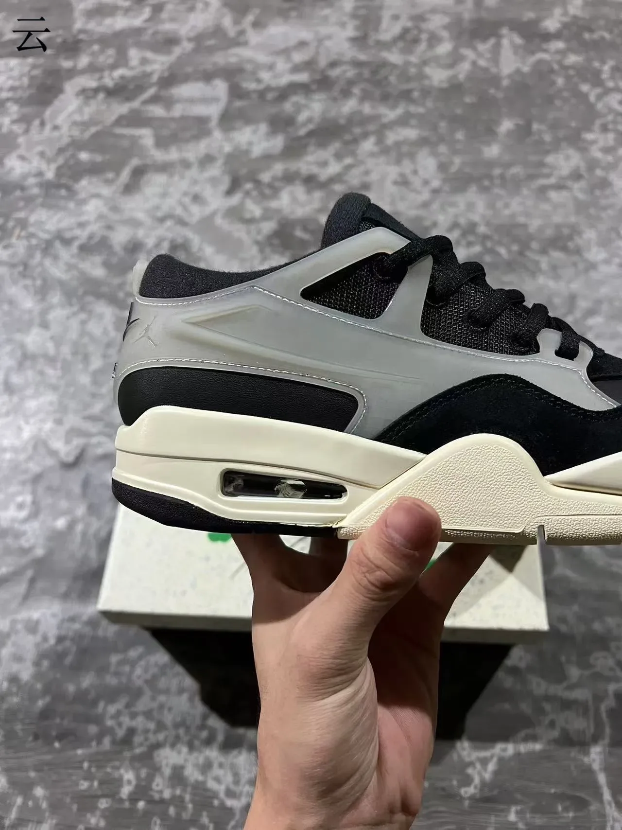 Zapatillas lifestyle Air Jordan 4 negro y beige 7