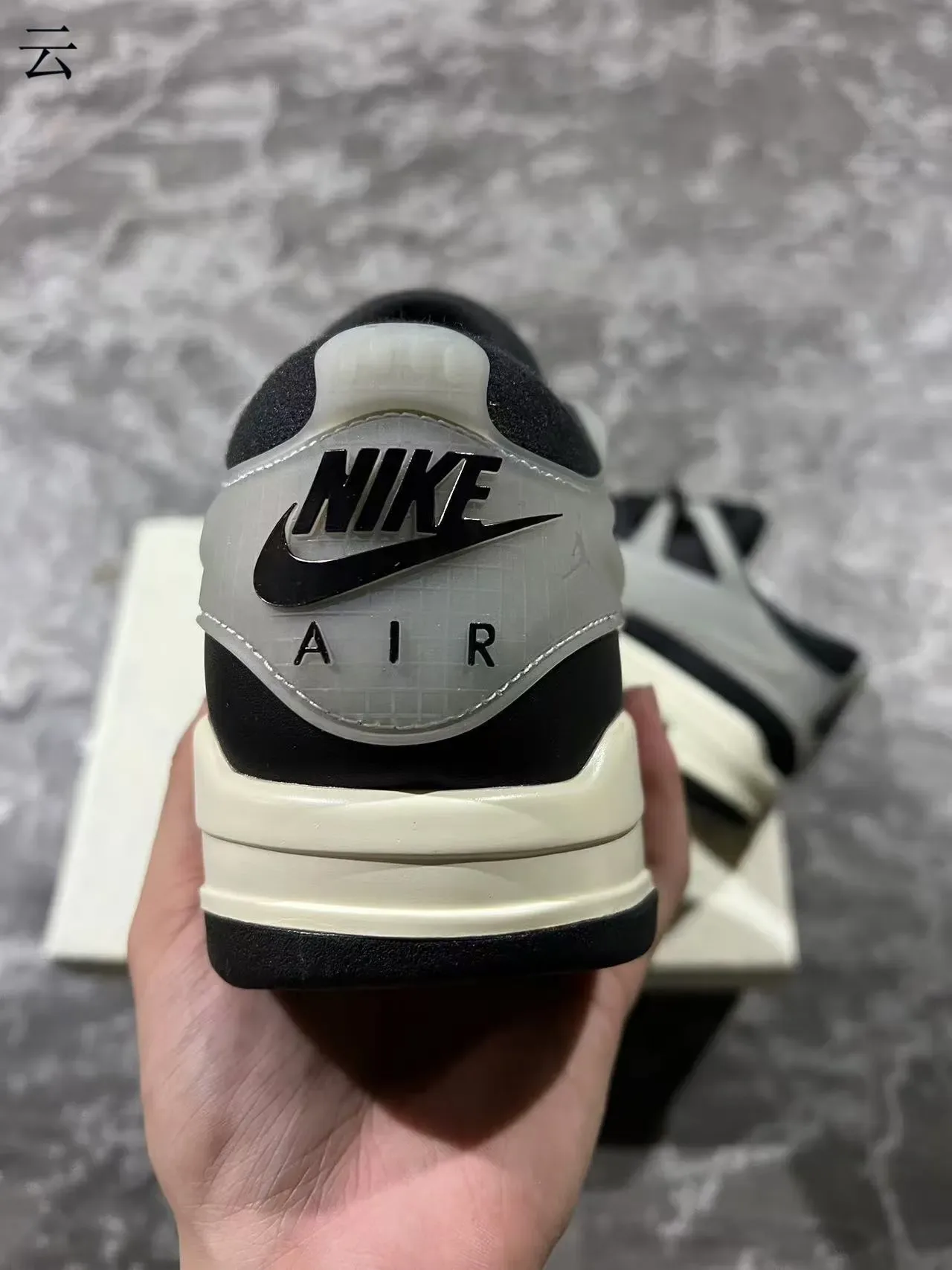 Zapatillas lifestyle Air Jordan 4 negro y beige 8