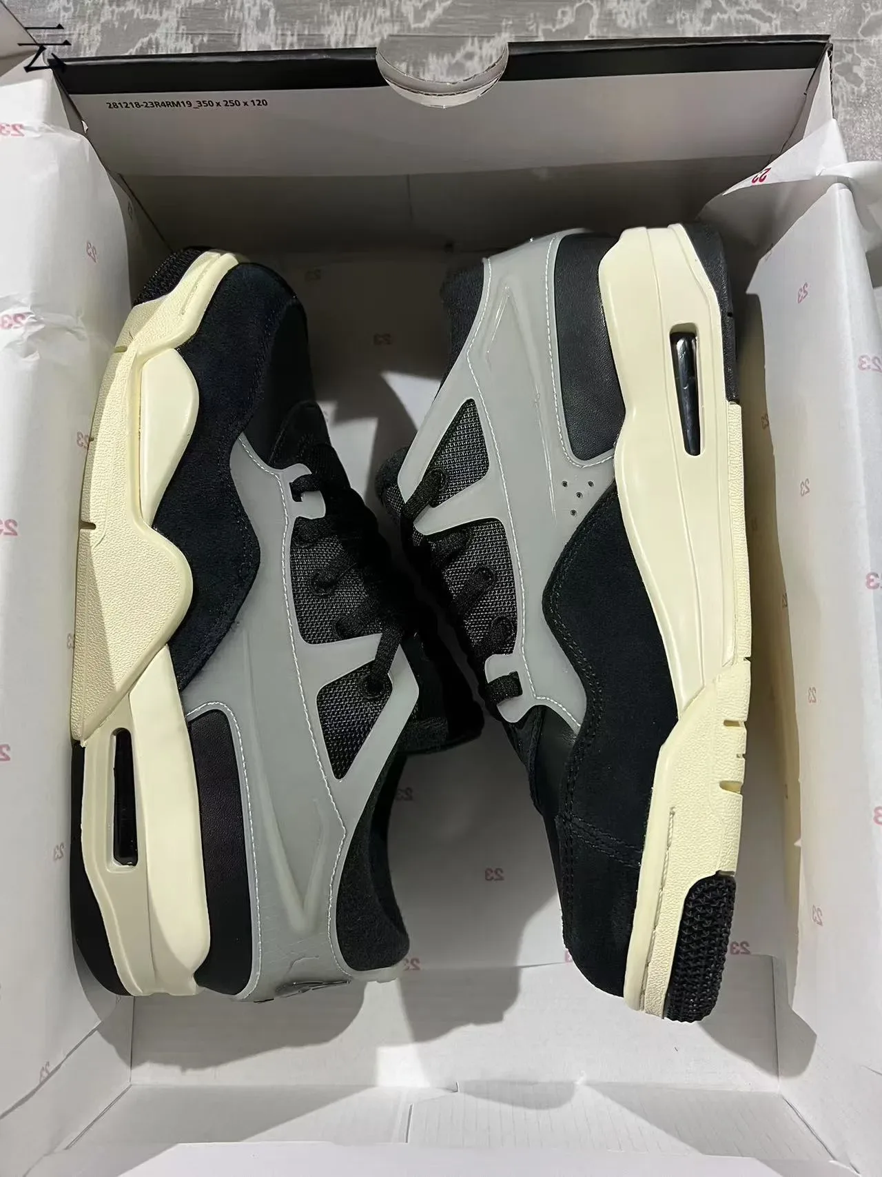 Zapatillas lifestyle Air Jordan 4 negro y beige 9