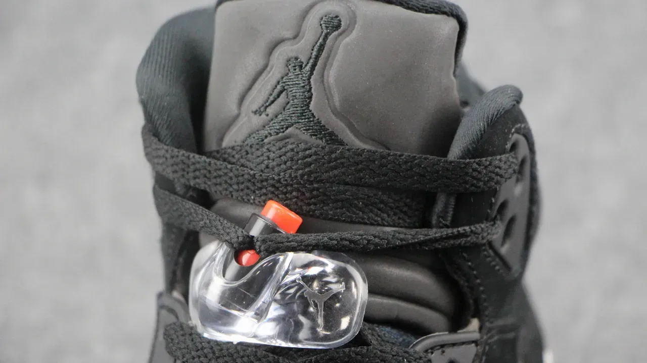 Air Jordan 5 Chaussures de Basket Semelle Translucide Noir et Rouge 5