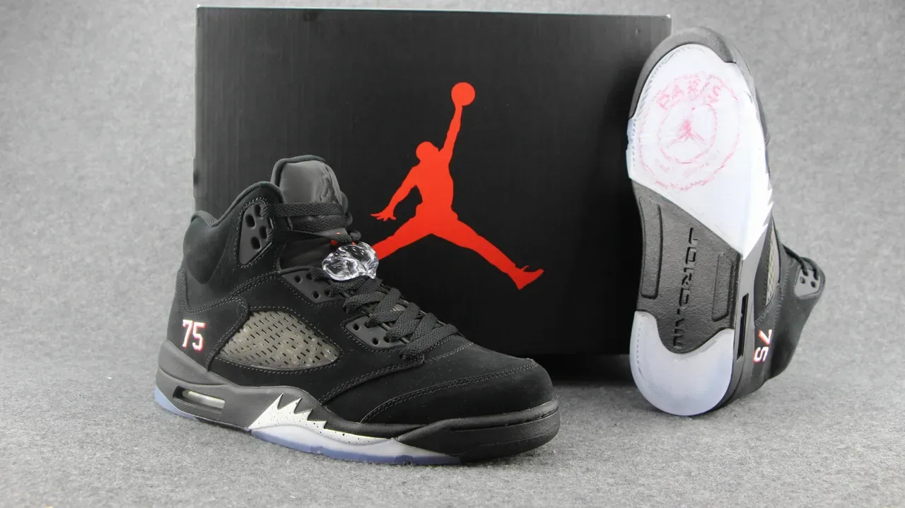 Air Jordan 5 Chaussures de Basket Semelle Translucide Noir et Rouge 7