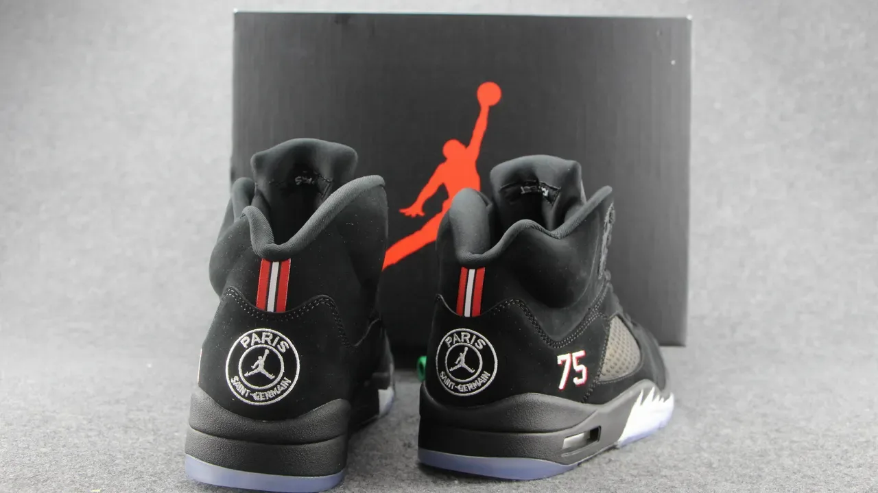 Air Jordan 5 Chaussures de Basket Semelle Translucide Noir et Rouge 8