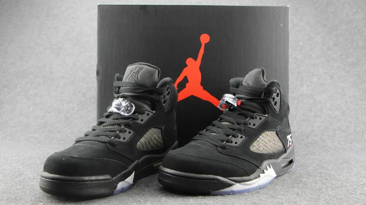 Air Jordan 5 Chaussures de Basket Semelle Translucide Noir et Rouge 9
