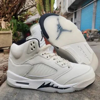 Air Jordan 5 White Black High-Top Silhouette Perforated Toe Box Basketball Shoes