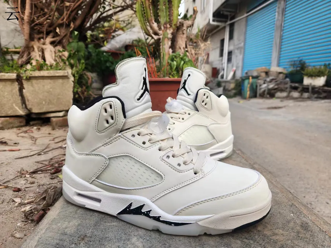 Air Jordan 5 White Black High-Top Silhouette Perforated Toe Box Basketball Shoes 2