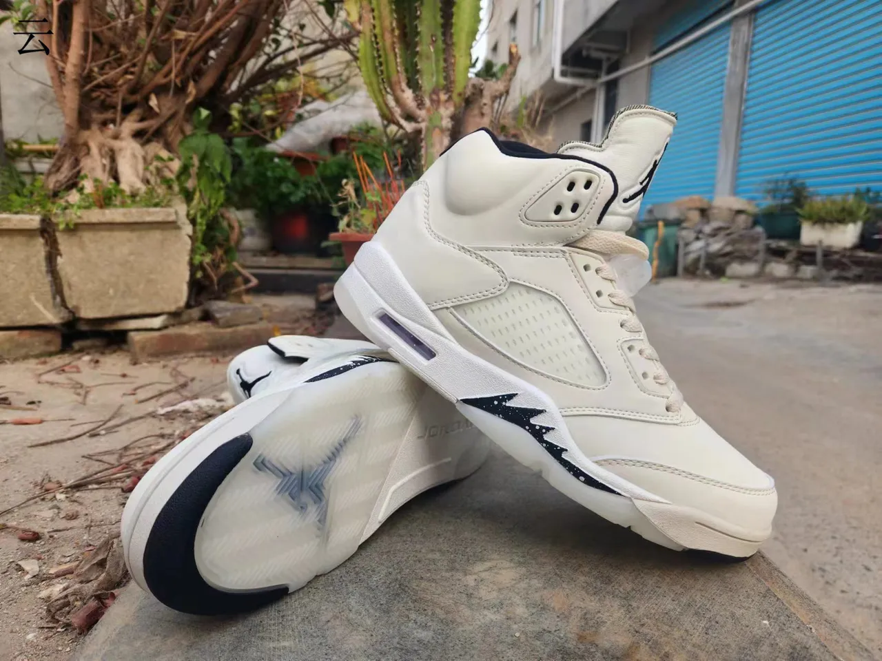 Air Jordan 5 White Black High-Top Silhouette Perforated Toe Box Basketball Shoes 3