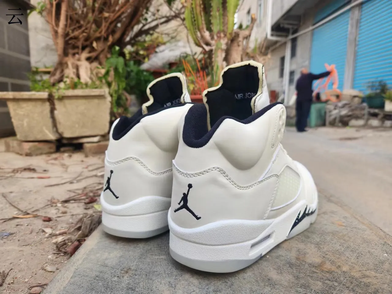 Air Jordan 5 White Black High-Top Silhouette Perforated Toe Box Basketball Shoes 4