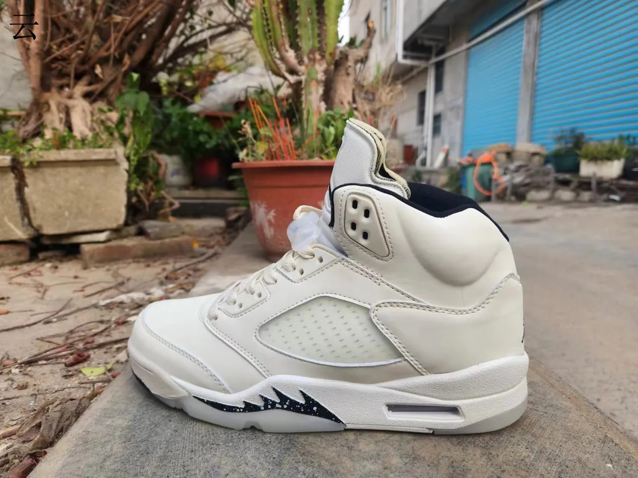 Air Jordan 5 White Black High-Top Silhouette Perforated Toe Box Basketball Shoes 5