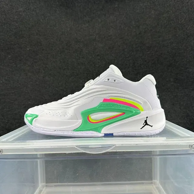 حذاء كرة السلة Air Jordan ISOPLATE أبيض وأخضر ووردي نيون 2
