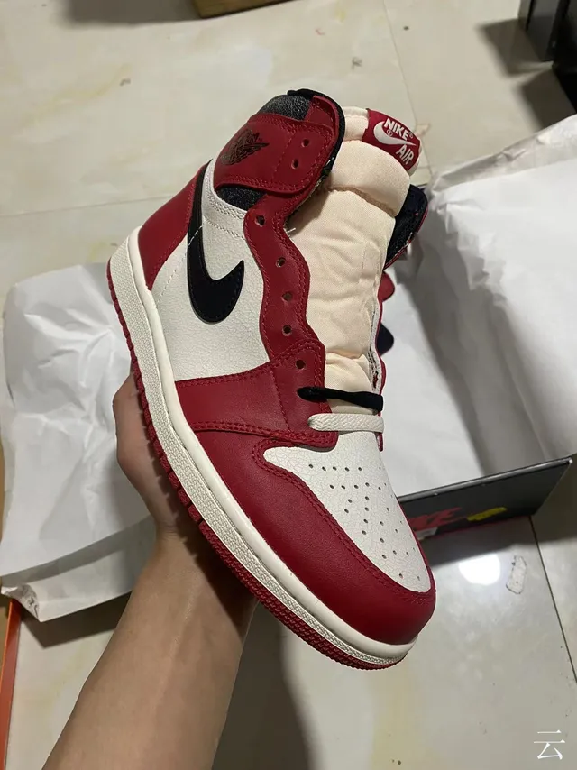Chaussures de basketball montantes à empiècements en cuir Air Jordan rouge et noir 2