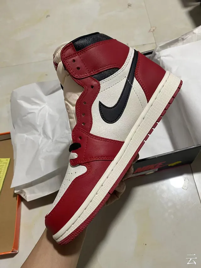 Chaussures de basketball montantes à empiècements en cuir Air Jordan rouge et noir 4