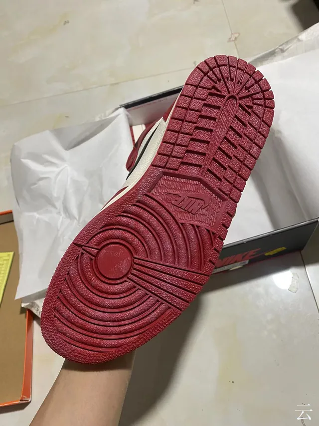 Chaussures de basketball montantes à empiècements en cuir Air Jordan rouge et noir 5