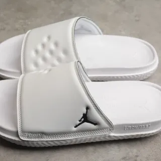 Air Jordan Slide सफेद काला एक पट्टी आकारित फुटबेड स्लिपर्स
