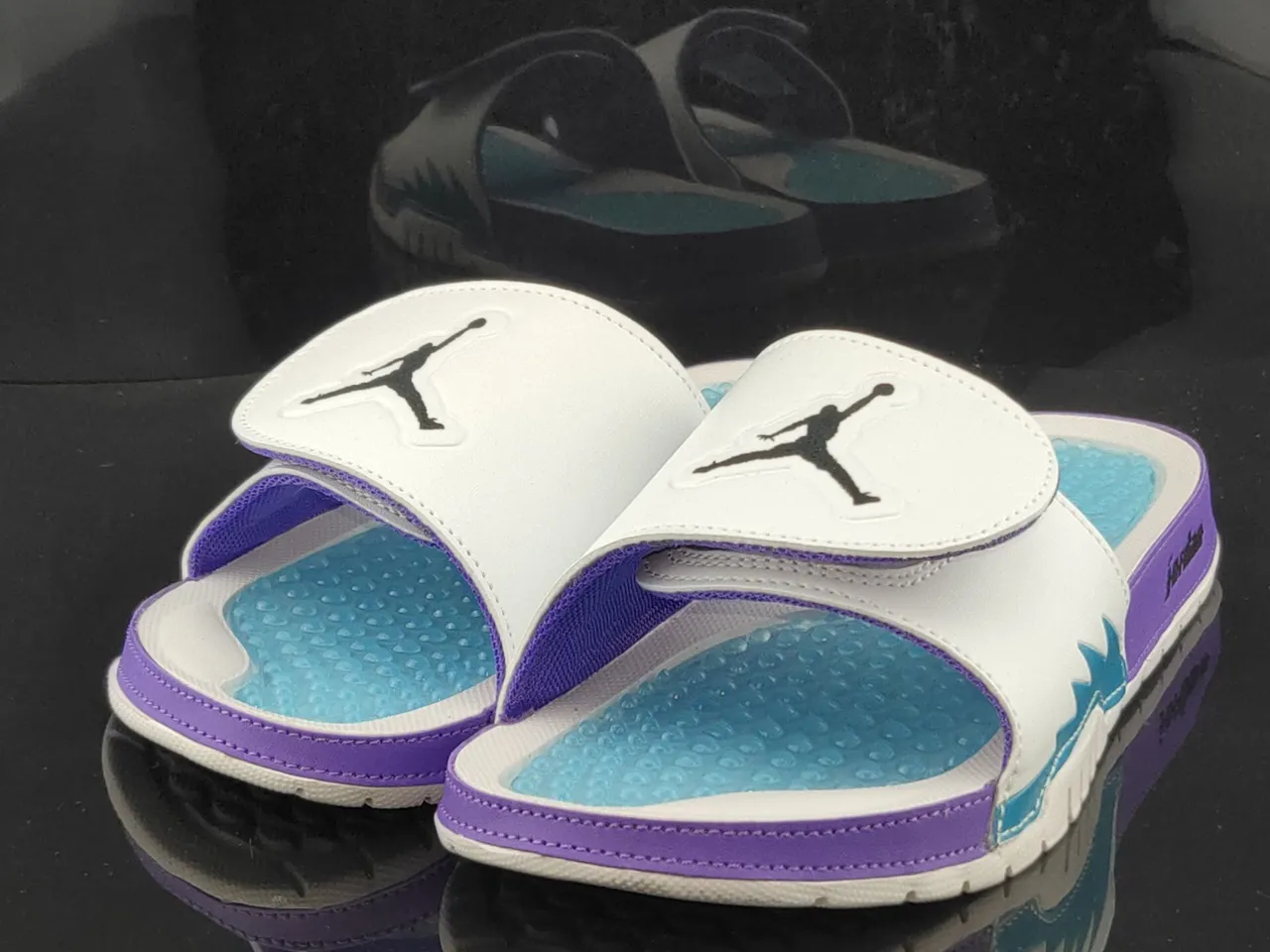 Claquettes Air Jordan Slide blanc, violet et bleu sarcelle avec assise plantaire pod 2