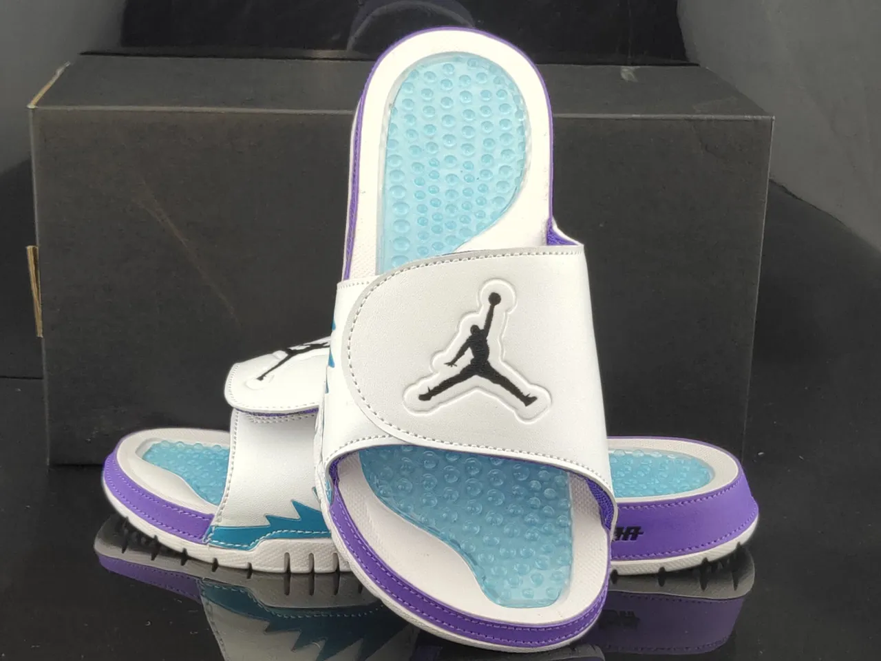 Claquettes Air Jordan Slide blanc, violet et bleu sarcelle avec assise plantaire pod 3