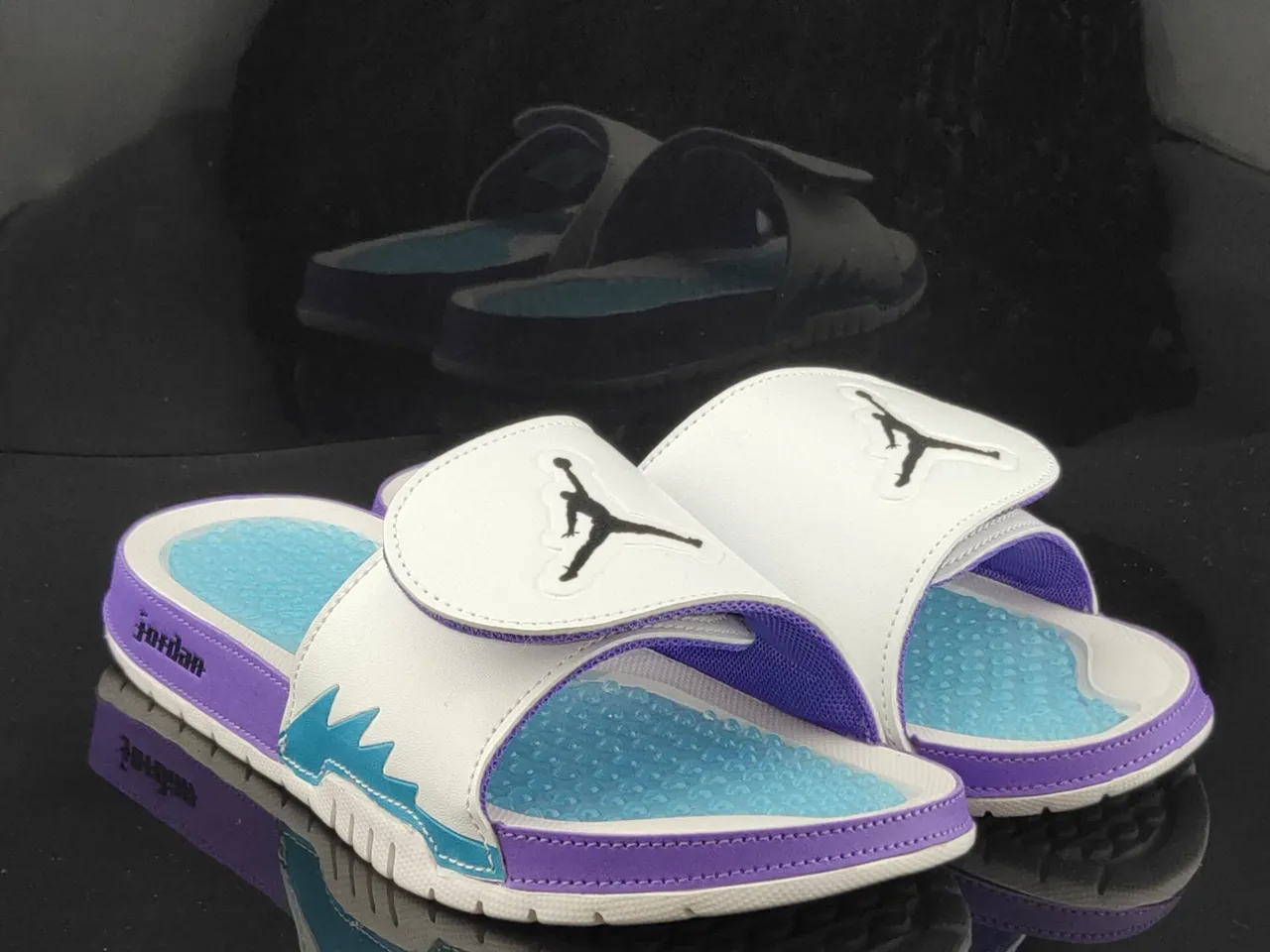 Claquettes Air Jordan Slide blanc, violet et bleu sarcelle avec assise plantaire pod 4
