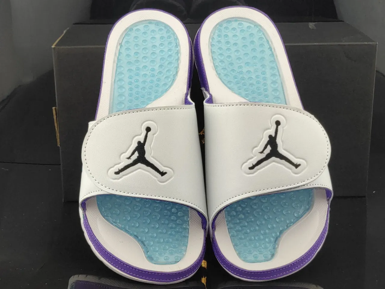 Claquettes Air Jordan Slide blanc, violet et bleu sarcelle avec assise plantaire pod 5