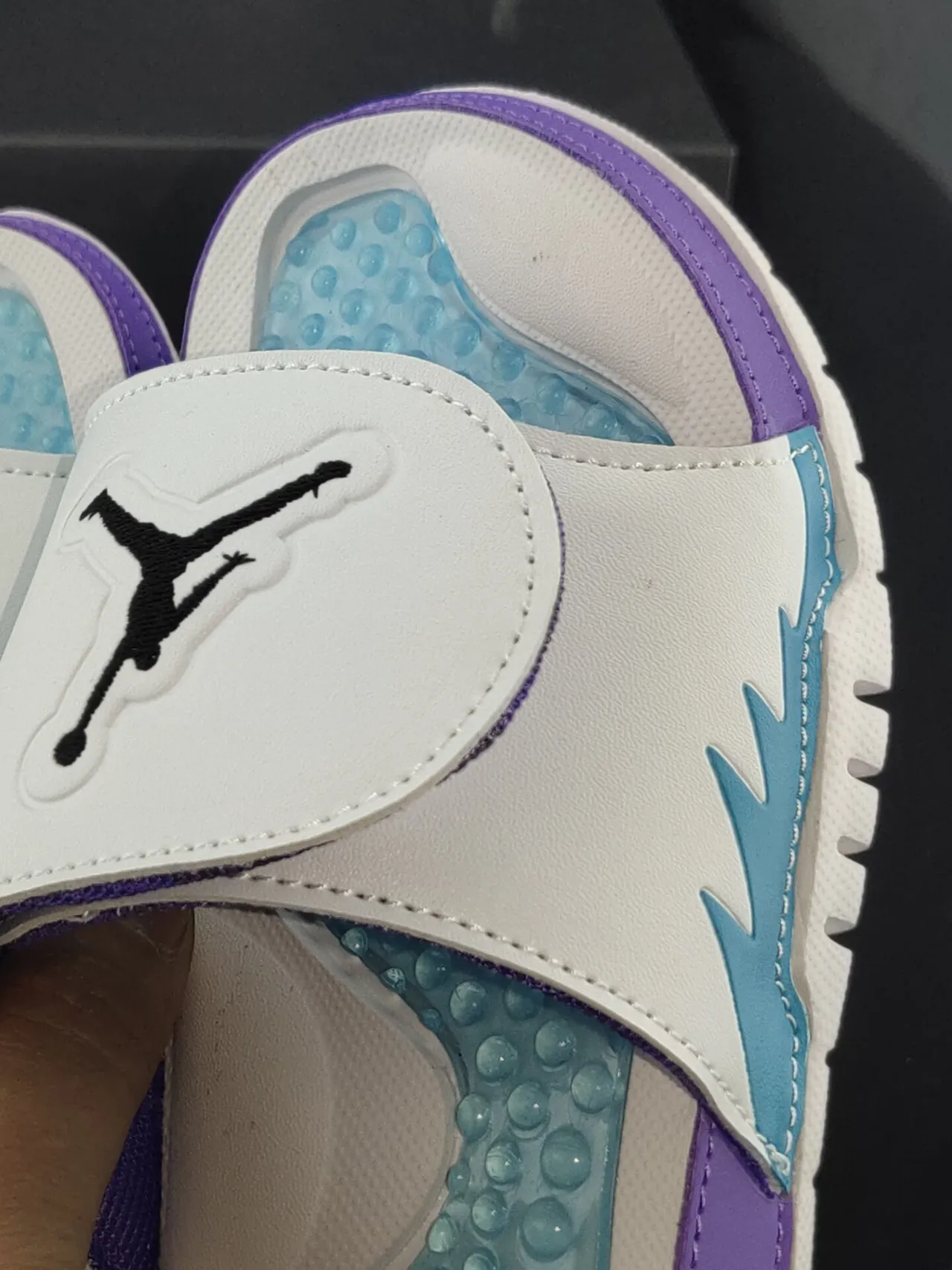 Claquettes Air Jordan Slide blanc, violet et bleu sarcelle avec assise plantaire pod 6