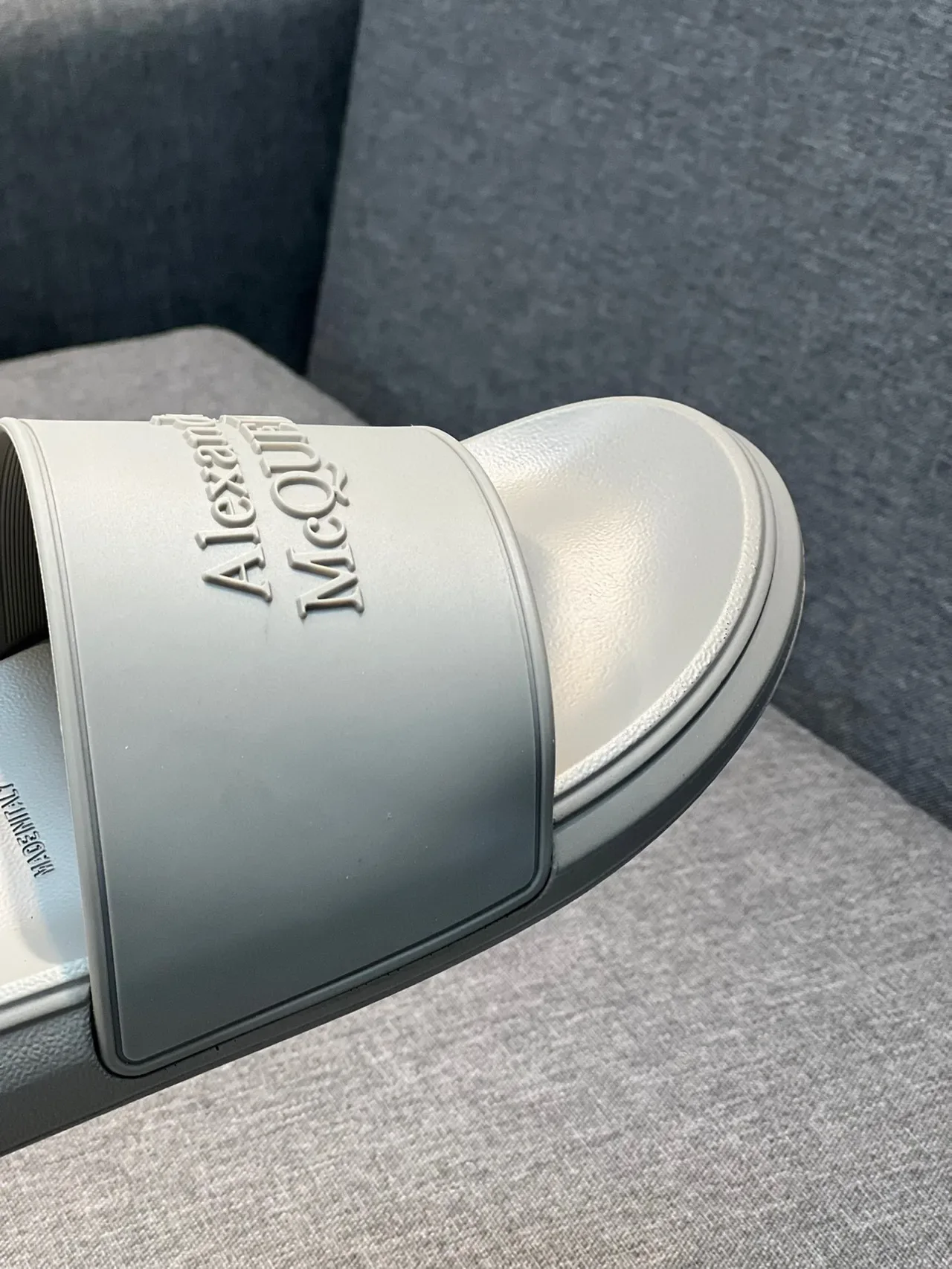 Alexander McQueen গ্রে মোল্ডেড রাবার সোল এমবসড লোগো স্ট্র্যাপ স্লিপার্স 3