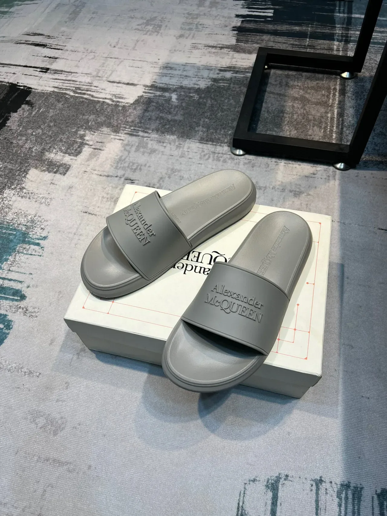 Alexander McQueen গ্রে মোল্ডেড রাবার সোল এমবসড লোগো স্ট্র্যাপ স্লিপার্স 4