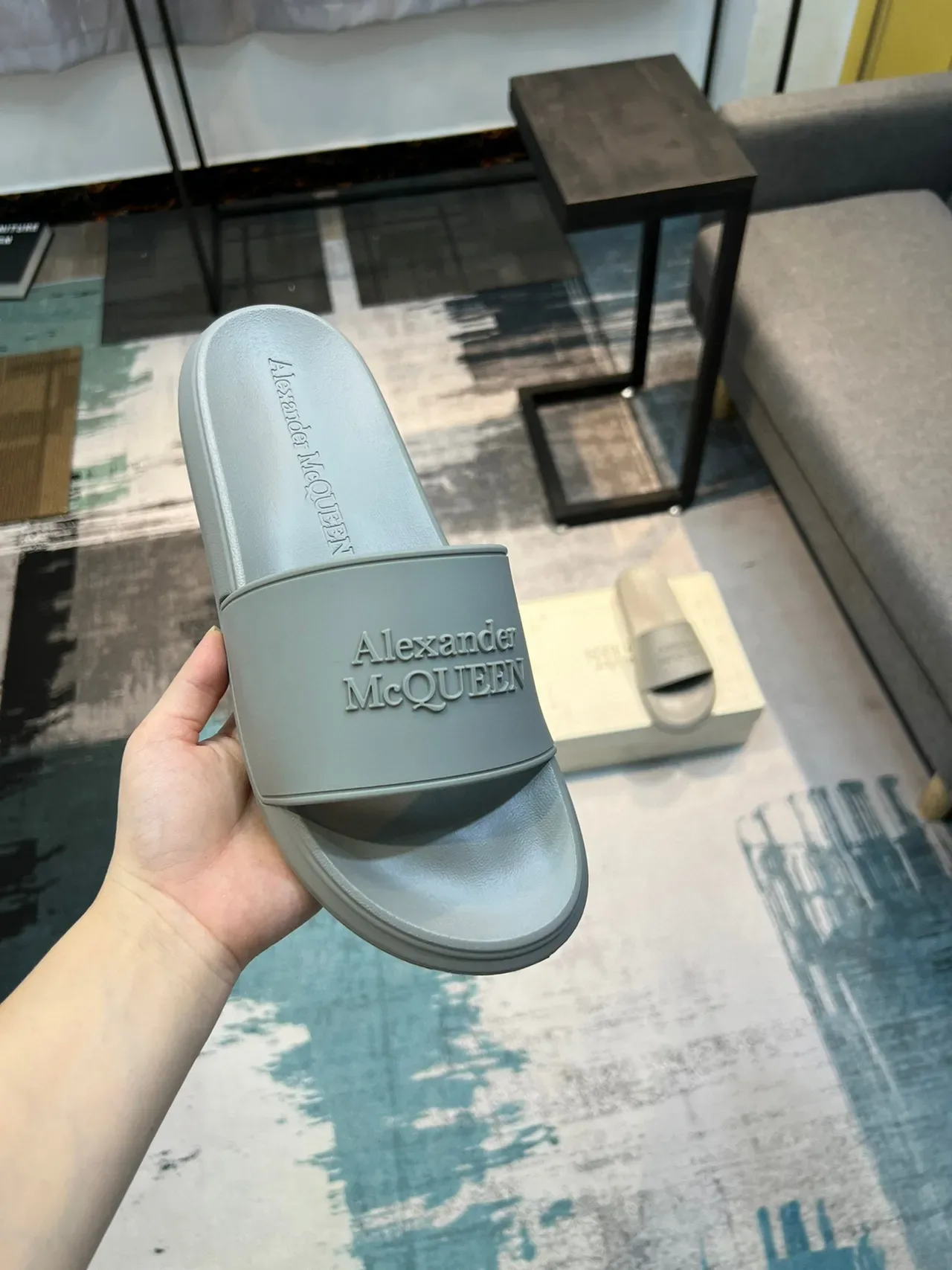 Alexander McQueen গ্রে মোল্ডেড রাবার সোল এমবসড লোগো স্ট্র্যাপ স্লিপার্স 6