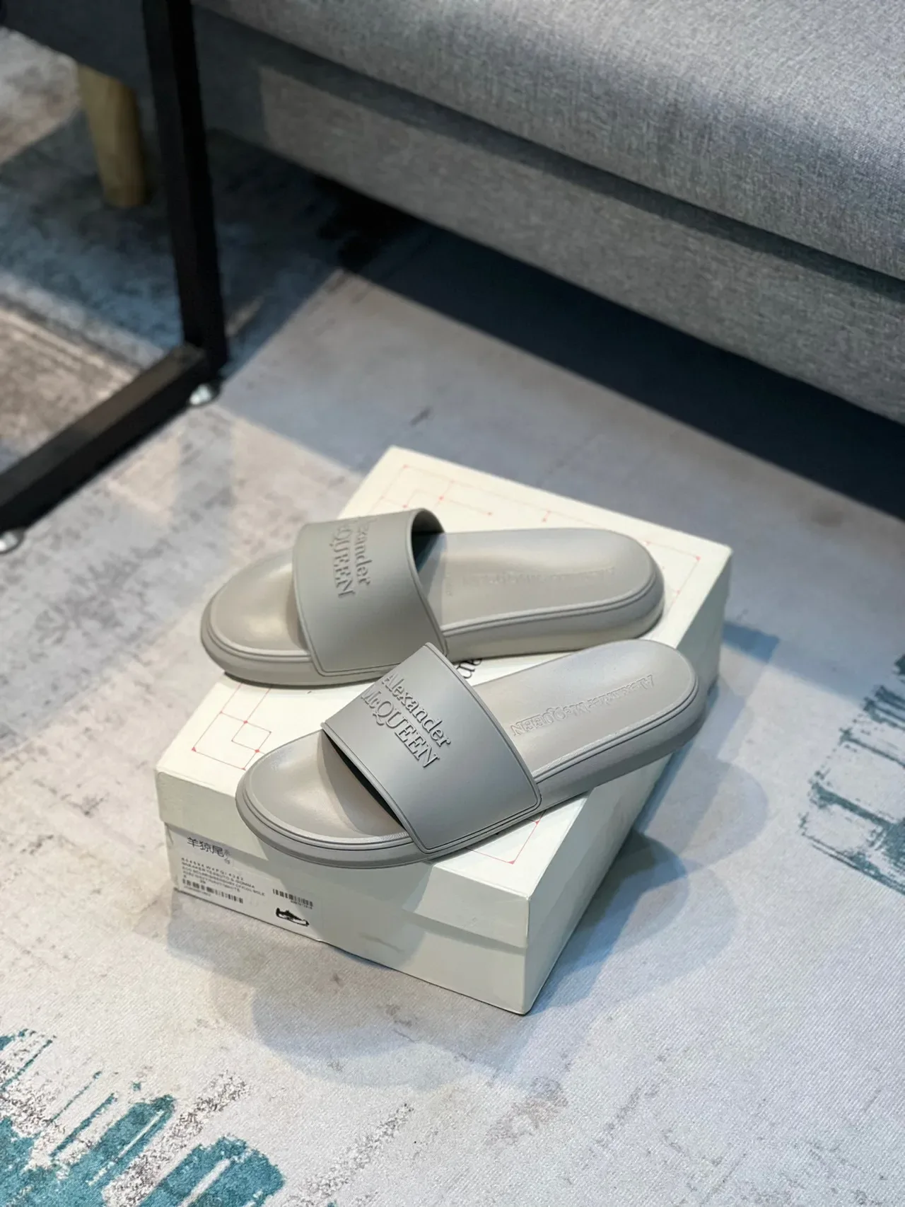 Alexander McQueen গ্রে মোল্ডেড রাবার সোল এমবসড লোগো স্ট্র্যাপ স্লিপার্স 7